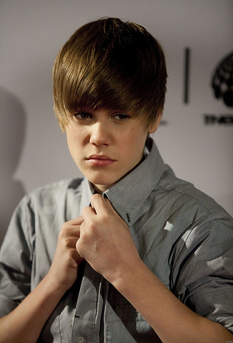 Justin Bieber in gray shirt