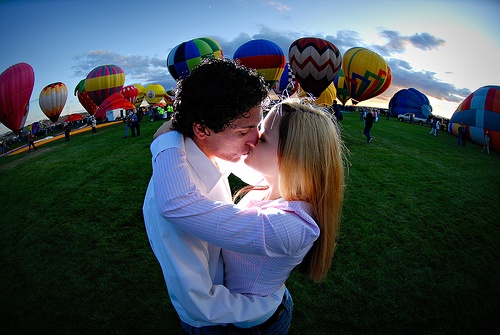Парень и девушка целуются Парень и девушка целуются