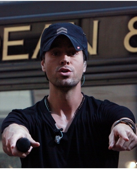 Enrique Iglesias asks people to sing with him