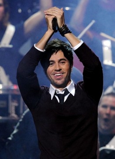 Enrique Iglesias claps his hands