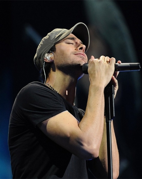 Enrique Iglesias closed his eyes