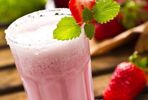 STRAWBERRY AND BANANA SHAKE