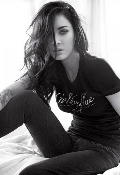 Megan Fox looks casual jet stunning as always in the face and body of the new Armani Jeans 2010