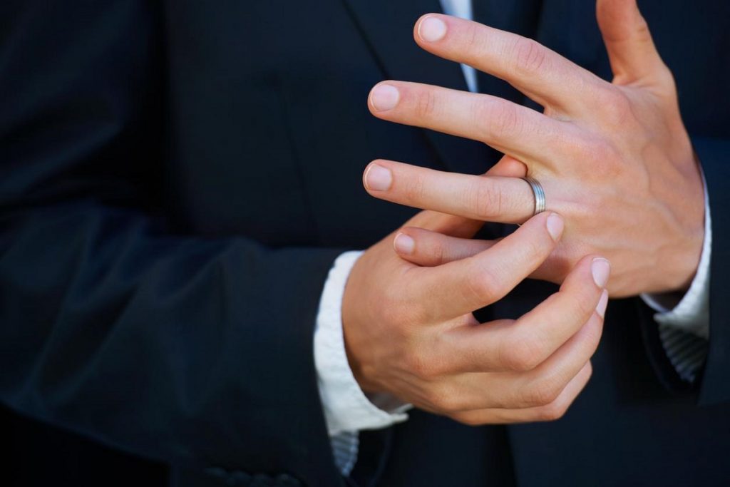 7 Reasons Why Men Prefer Not to Wear Wedding Rings