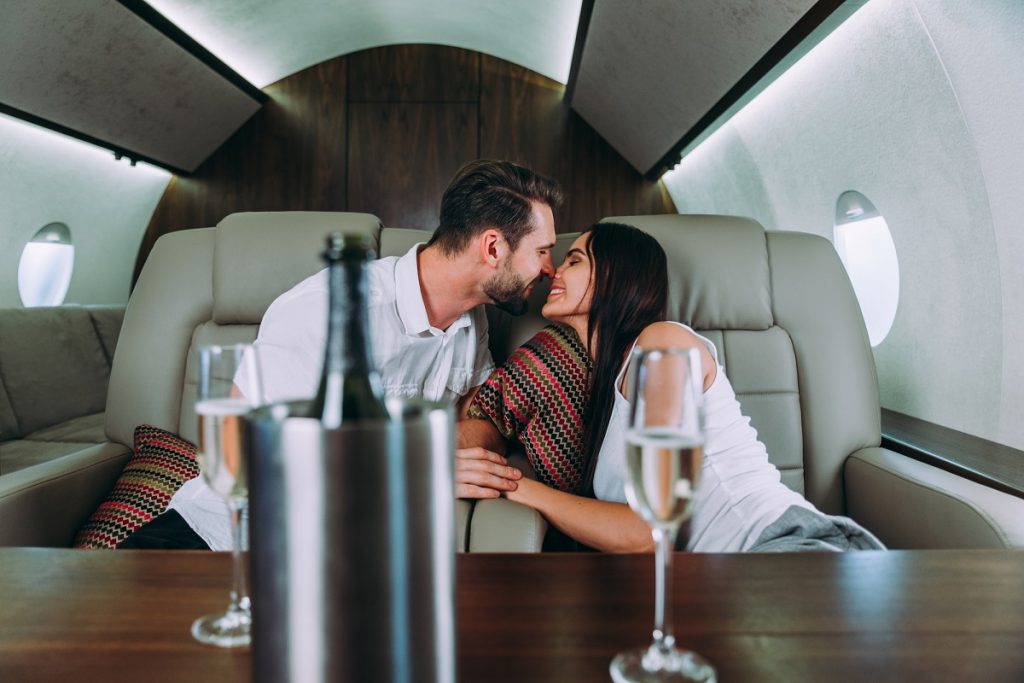 7 Advantages of Dating a Rich Man