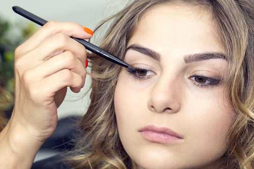 Choose long-lasting eye shadow