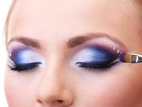 Glittery eye shadow