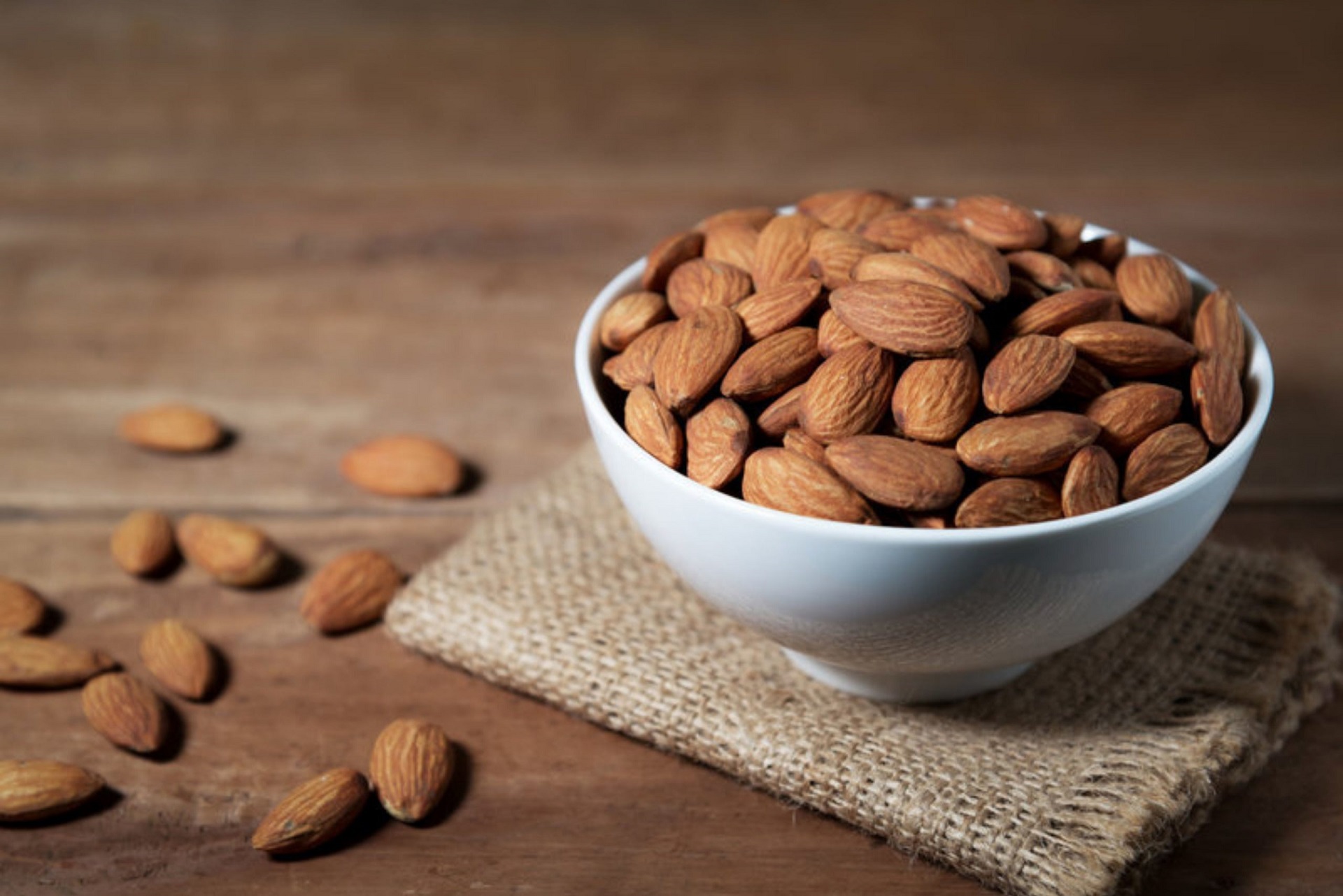 Raw almonds