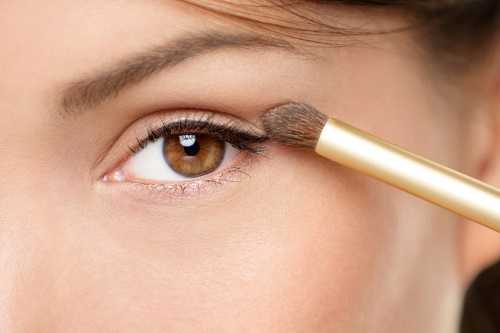 Use An Eye Shadow Base