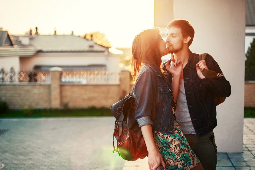 7 Simple Ways to Intrigue a Man and Be Mysterious to Him