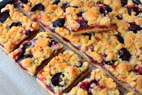 Plum blackberry streusel