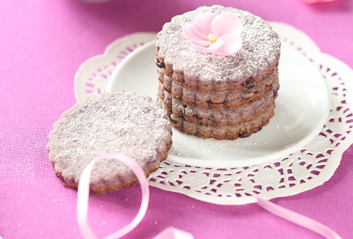 Sandwich cookies with blueberry cream