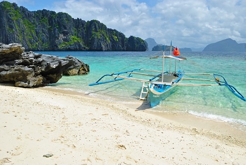 Go island-hopping at the Bacuit Archipelago