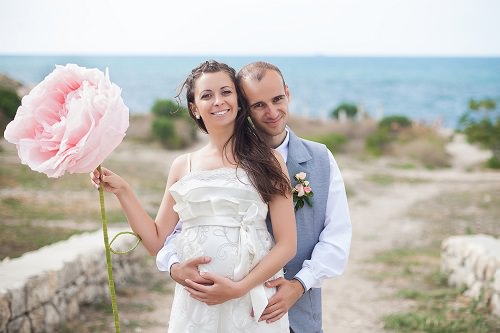 Accent your baby bump with a sash Drew Barrymore did it