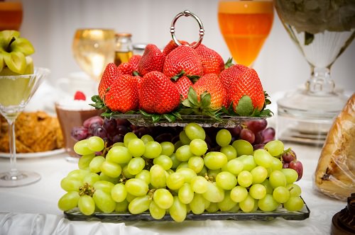 Use bunches of grapes to decorate the aisle with