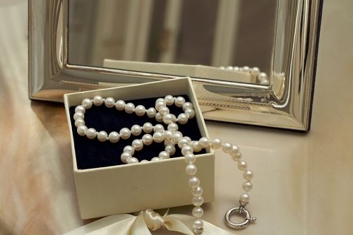 Vintage wedding jewelry can be a great hit