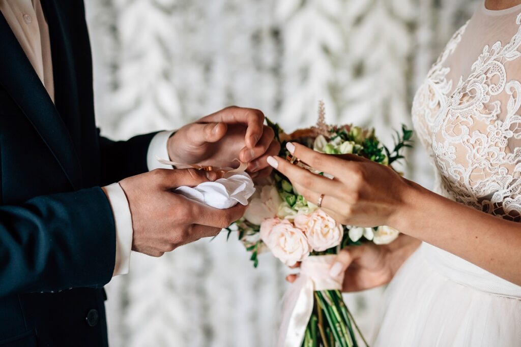 10 Wedding Traditions to Keep Forever