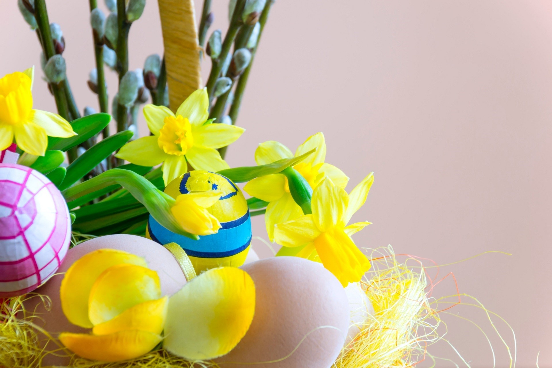 Flower arrangements in eggshells