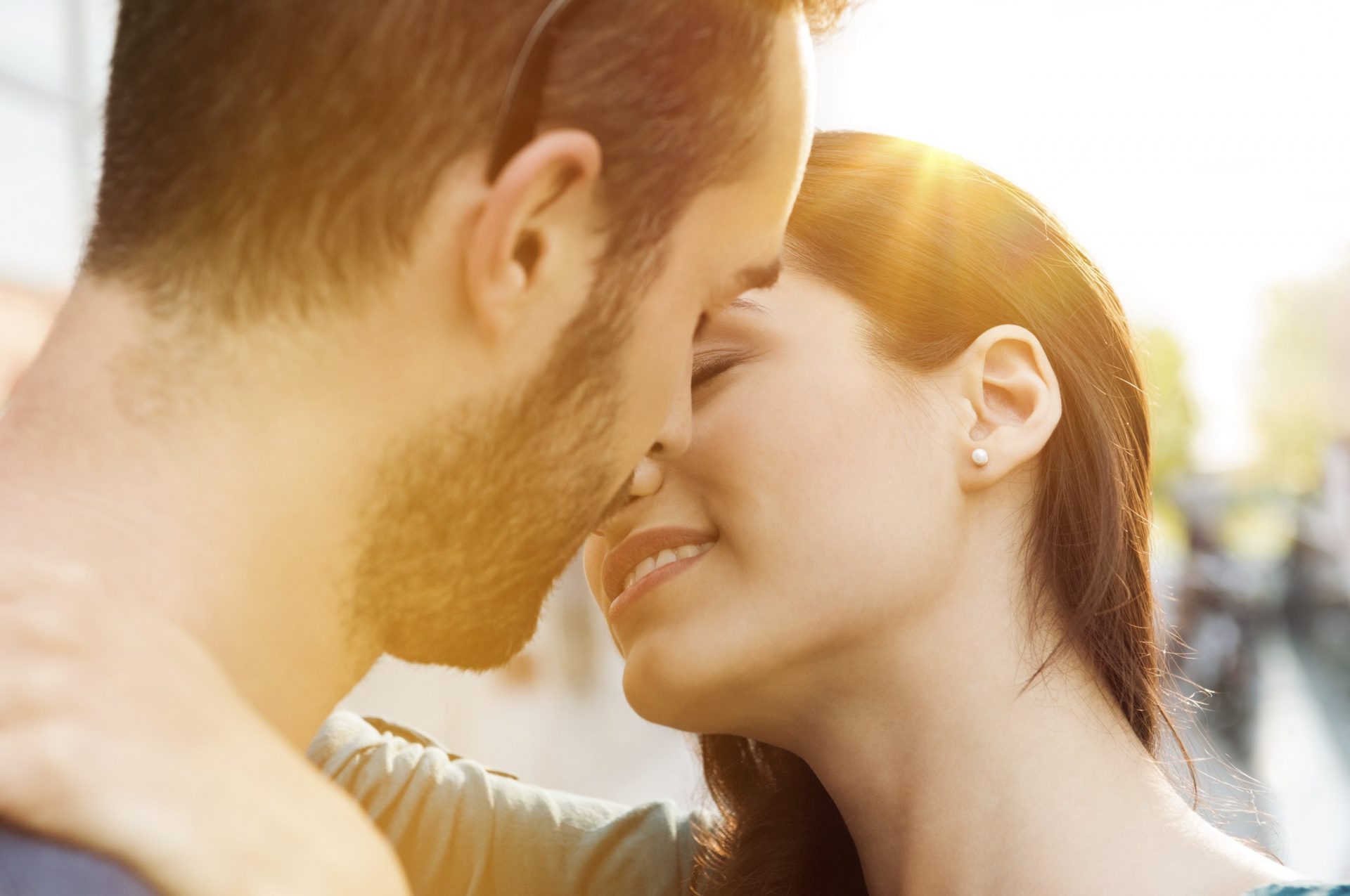 8 Practical First Kiss Tips