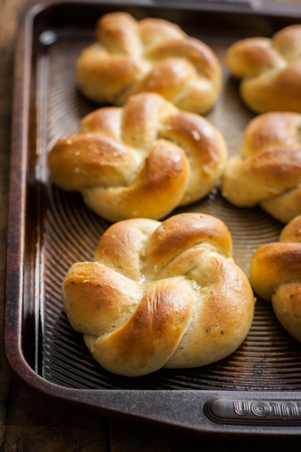 vegan roasted garlic and herb dinner rolls