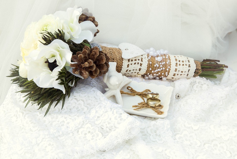 Gold, Black, and White fall wedding colors