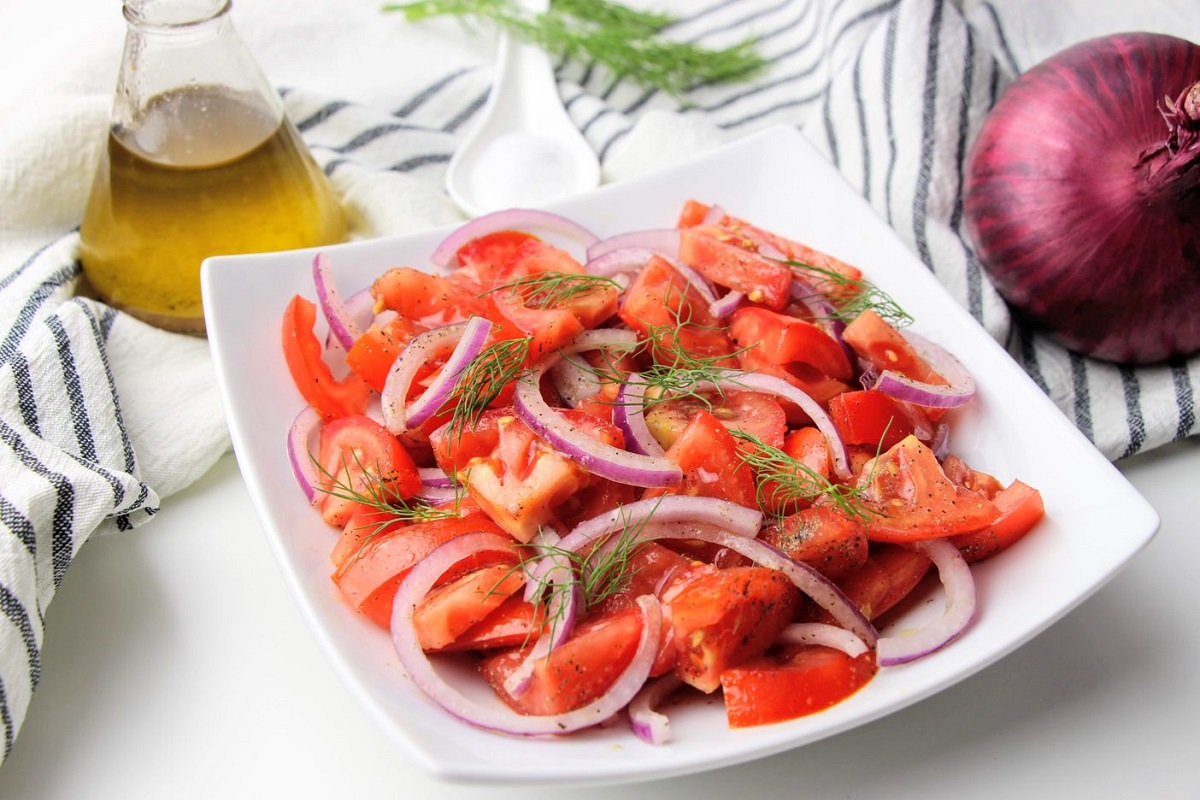 Simple tomato salad