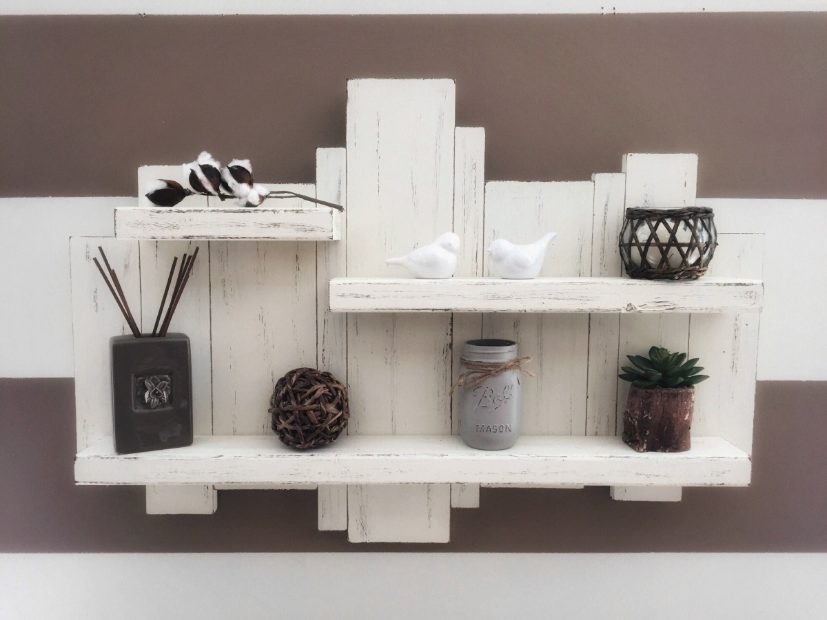 A rough-and-ready pallet shelf