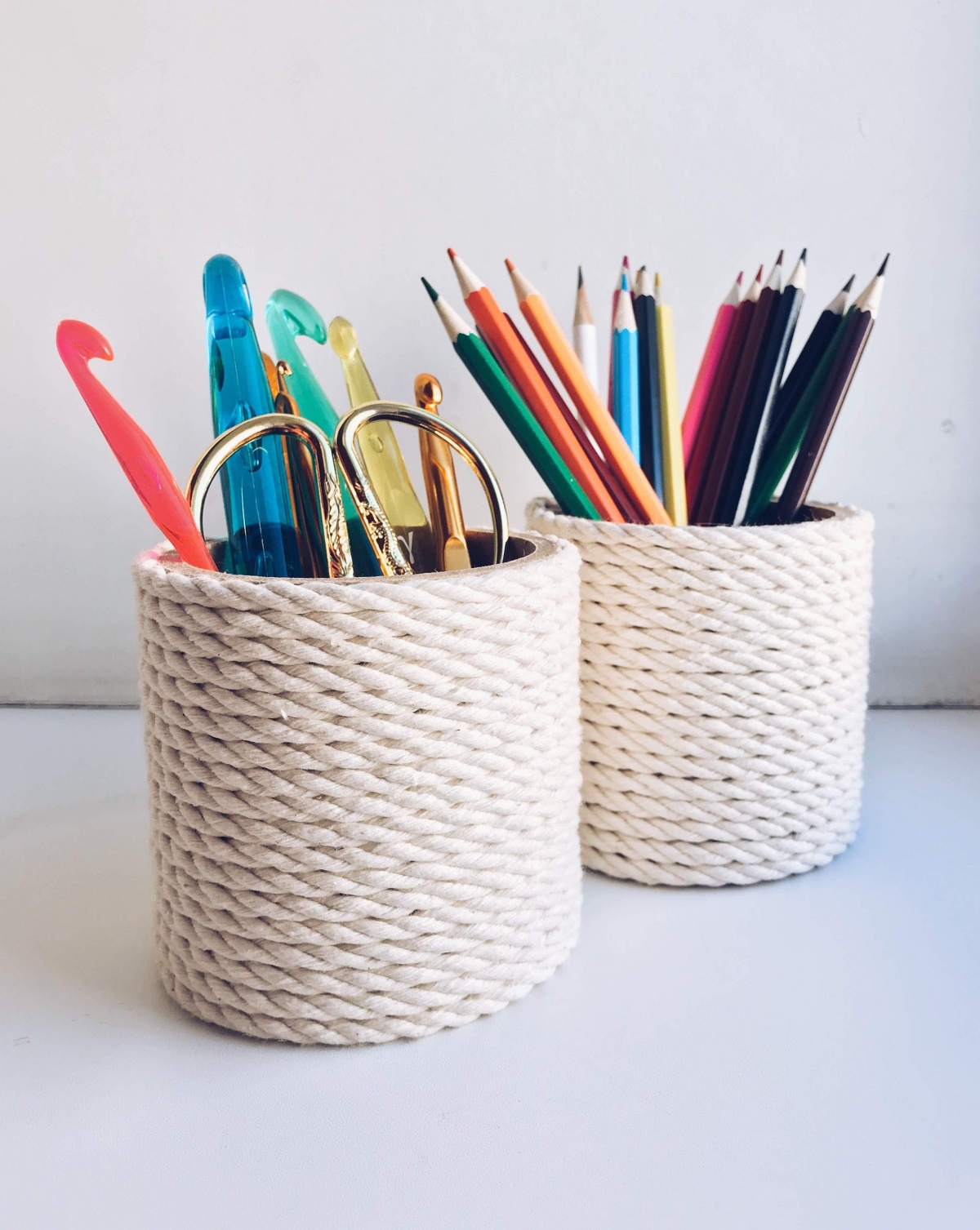 A rope pen holder