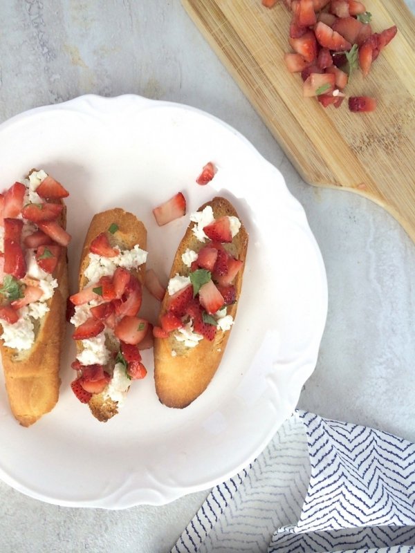 Strawberry Pretzel Crostini