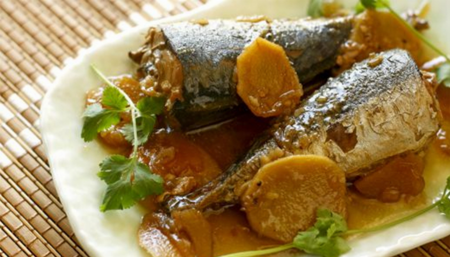 Ca Nuc Kho (Traditional Vietnamese Whole Mackerel in Sugarcane Sauce)