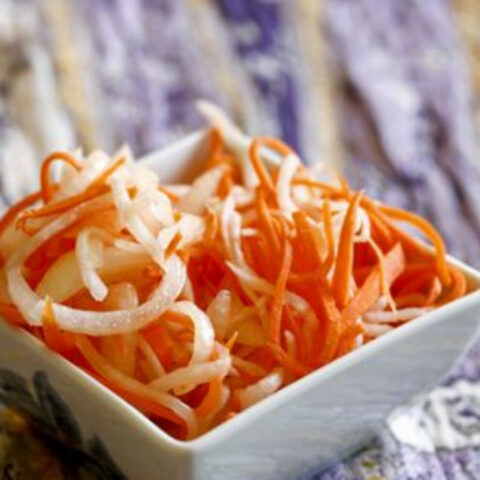 Vietnamese Pickled Carrot and Daikon Recipe (Do Chua)