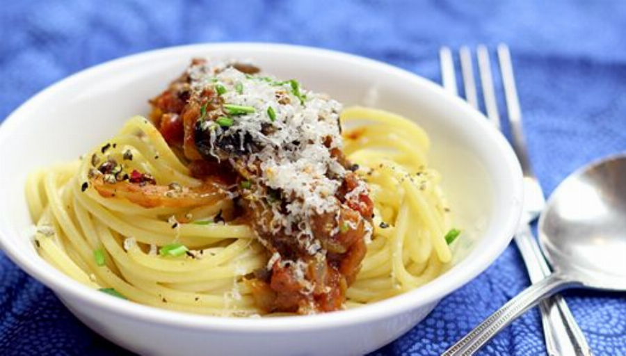 Spaghetti in Spicy Tomato Sauce