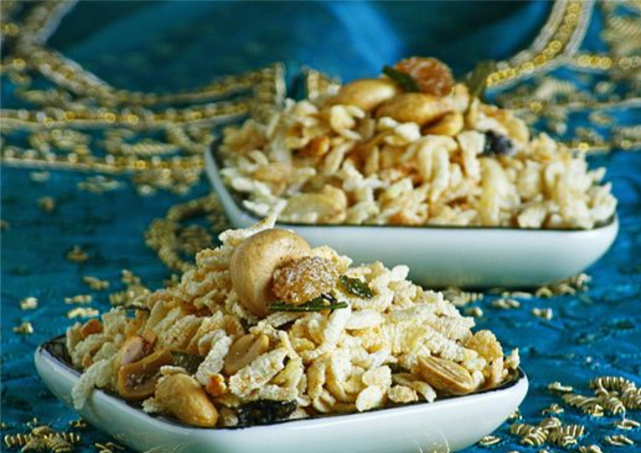 South Indian Spicy Nut and Puffed Rice Snack (Chudwa)