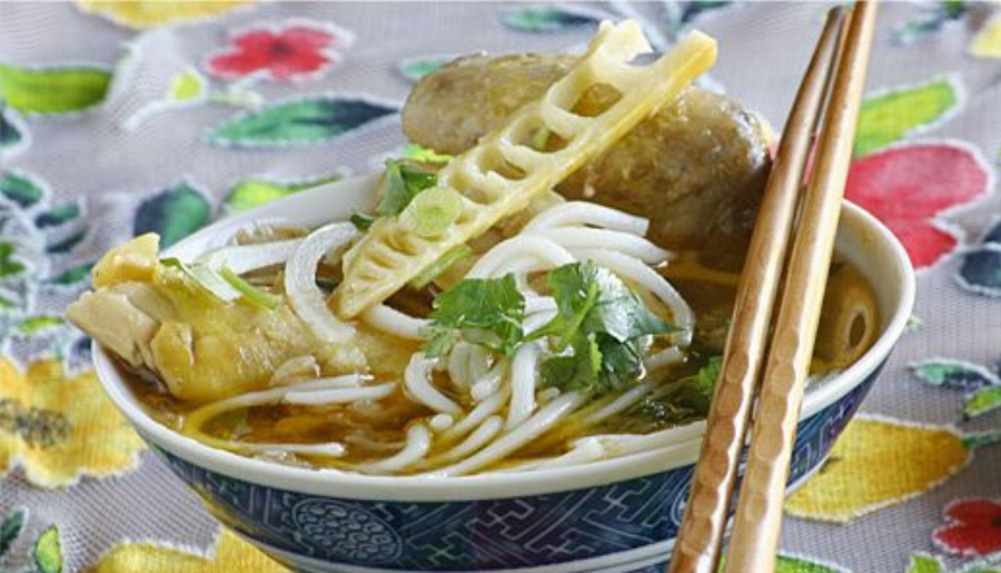 Bun Mang Ga (Vietnamese Bamboo Shoots and Chicken Vermicelli Rice Noodle Soup)