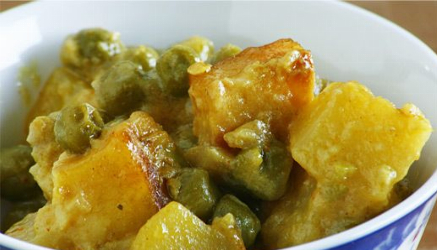 Mattar Paneer (Peas and Fried Indian Cheese Curry)