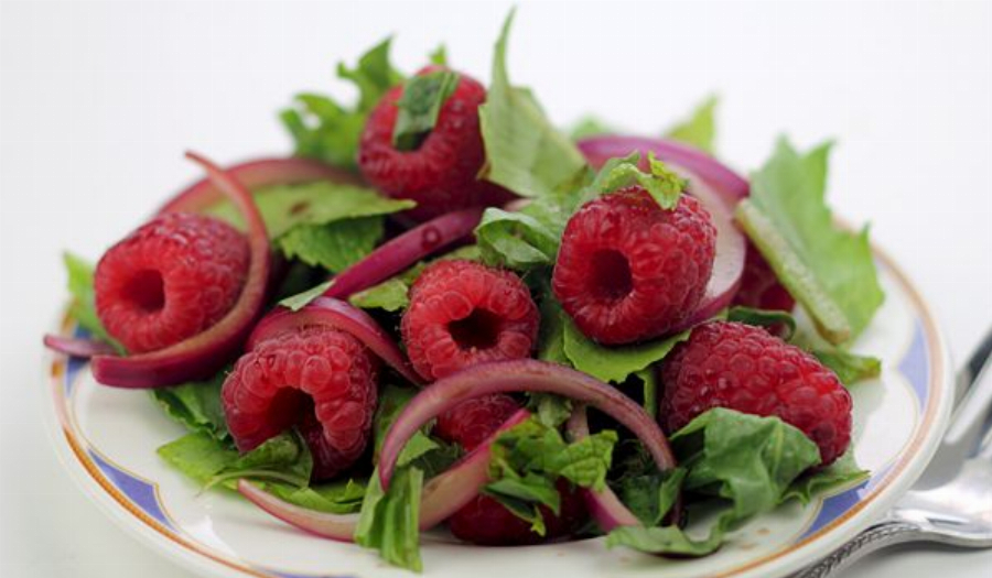 Healthy School Lunch: Raspberry Spinach Salad Recipe