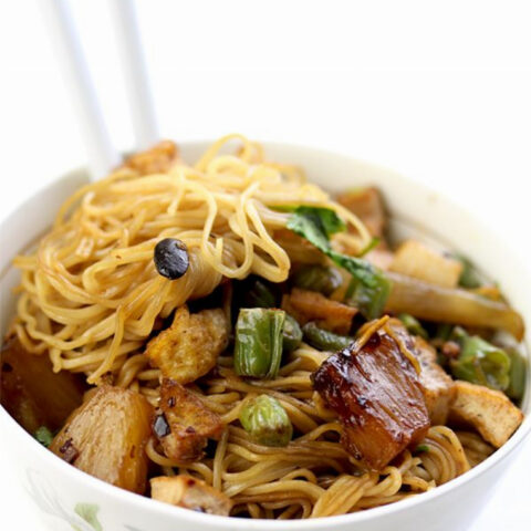 Mi Xao Chay Recipe (Vegetarian Soft Egg Noodle Stir Fry)