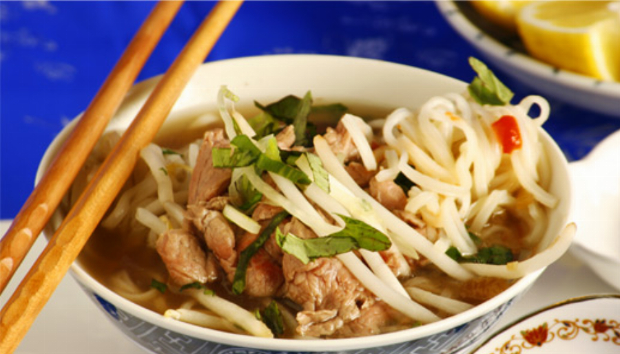 Pho Bo Tai Nam (The Perfect Vietnamese Beef Rice Noodle Soup)