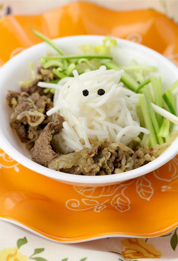 Ghost Halloween Lemongrass and Ginger Beef Noodles