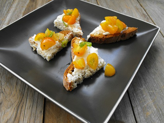 Tomato Scallion Goat Cheese Toast Points